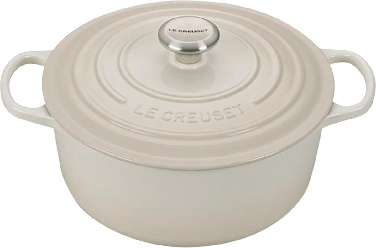 Le Creuset Braadpan Signature Meringue – Ø 26 cm / 5,3 Liter – Ronde Gietijzeren Stoofpan – In Zachte Crèmekleurige Emaille – Voor Grote Porties, Soepen of Stoofschotels – Geschikt voor Inductie, Oven en Alle Warmtebronnen