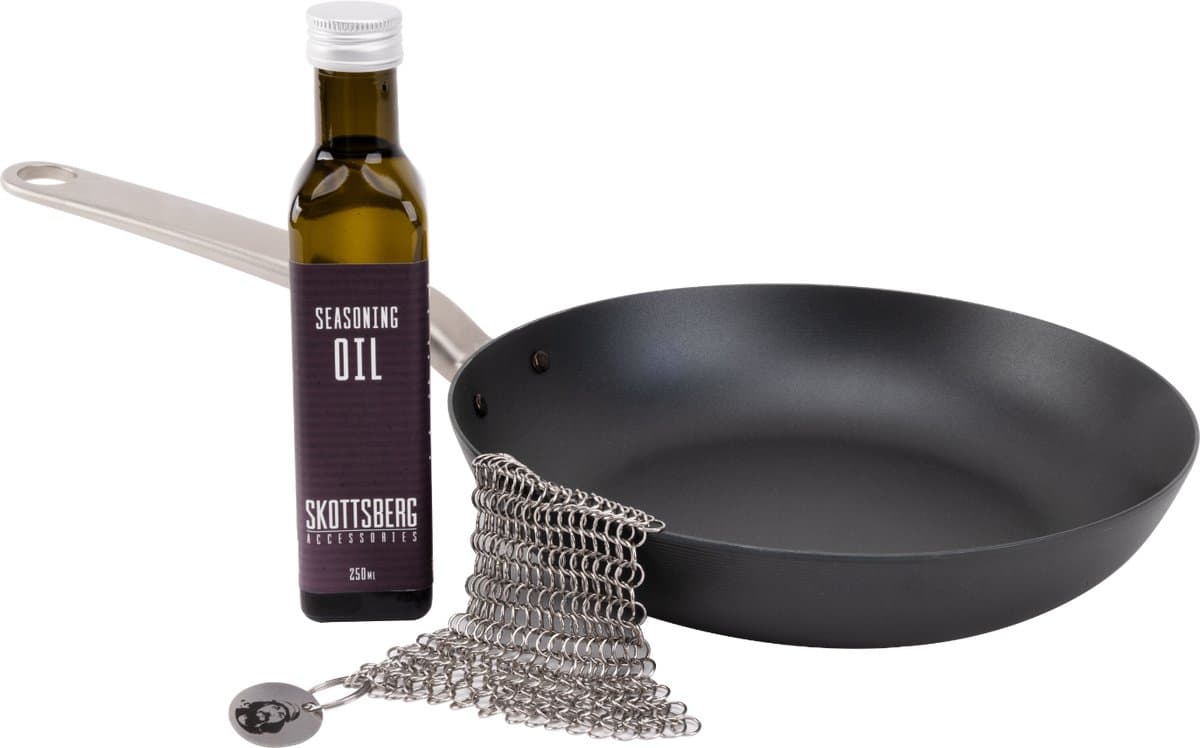 Skottsberg - Carbon Steel - Starterset Plaatstaal - Koekenpan Ø28 cm, Inbrandolie 25 cl & Scrubmatje 14 x 14 cm - PFAS vrij