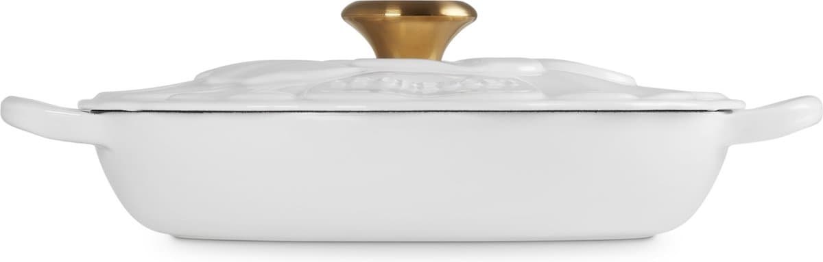 Le Creuset Braadpan Signature Campagnard Bloesem Wit – Ø 26 cm / 2,2 Liter – Brede, Lage Stoofpan in Klassiek Wit – Gietijzer met Emaille Coating – Geschikt voor Inductie en Alle Warmtebronnen – Voor Elegant Koken en Serveren