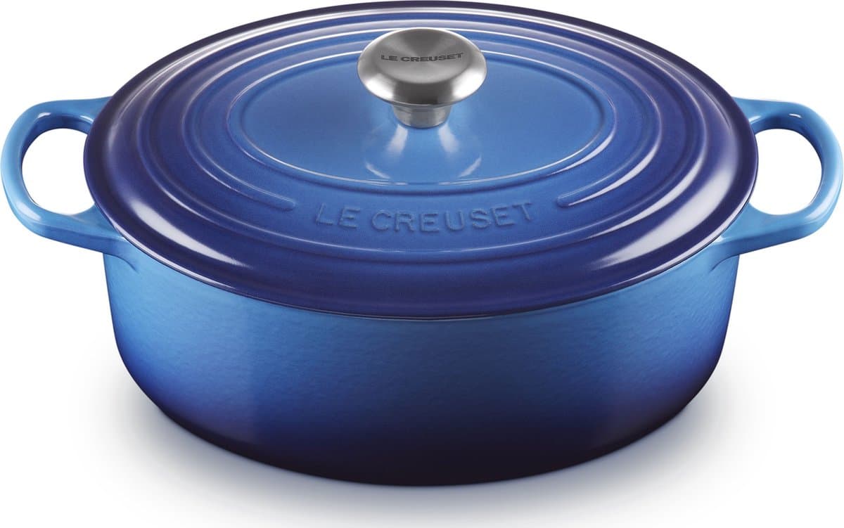 Le Creuset Braadpan Signature Ovaal Azure – Ø 29 cm / 4,7 Liter – Gietijzeren Stoofpan in Helderblauwe Emaille – Ovale Vorm voor Grote Stukken Vlees of Vis – Geschikt voor Inductie, Oven, BBQ en Meer – Luxe Design met Ergonomische Handgrepen