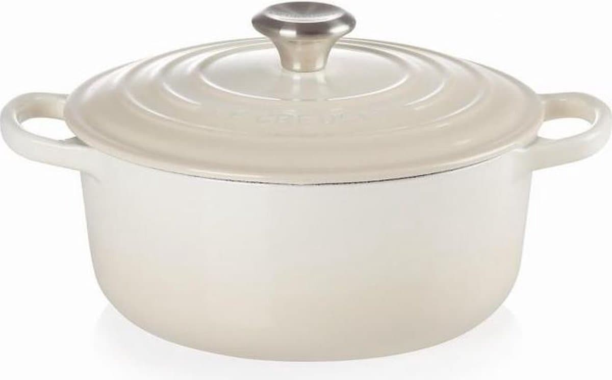 Le Creuset Braadpan Signature Meringue – Ø 24 cm / 4,2 Liter – Klassieke Ronde Braadpan van Gietijzer – Geschikt voor Alle Warmtebronnen – Emaille Coating in Subtiele Meringue Tint – Voor Stoven, Braden en Tafelpresentatie